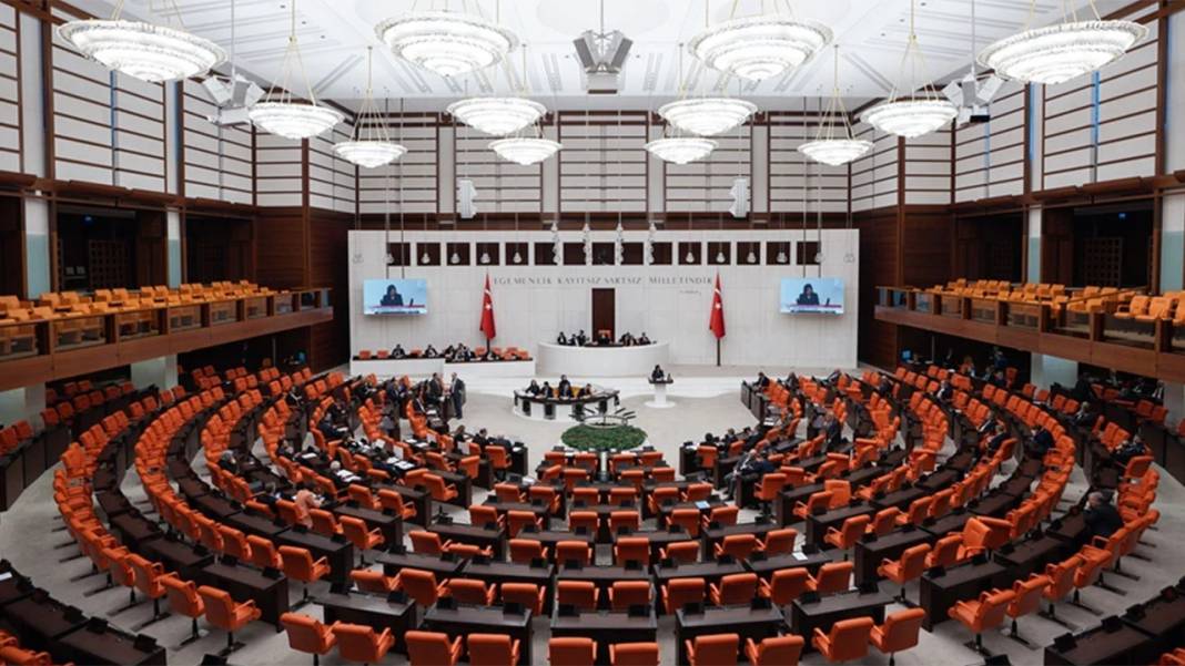 Yeni trafik düzenlemesi Meclis'e geliyor: Kırmızı ışık cezası 10 bin lira, kazadan kaçana hapis cezası 1